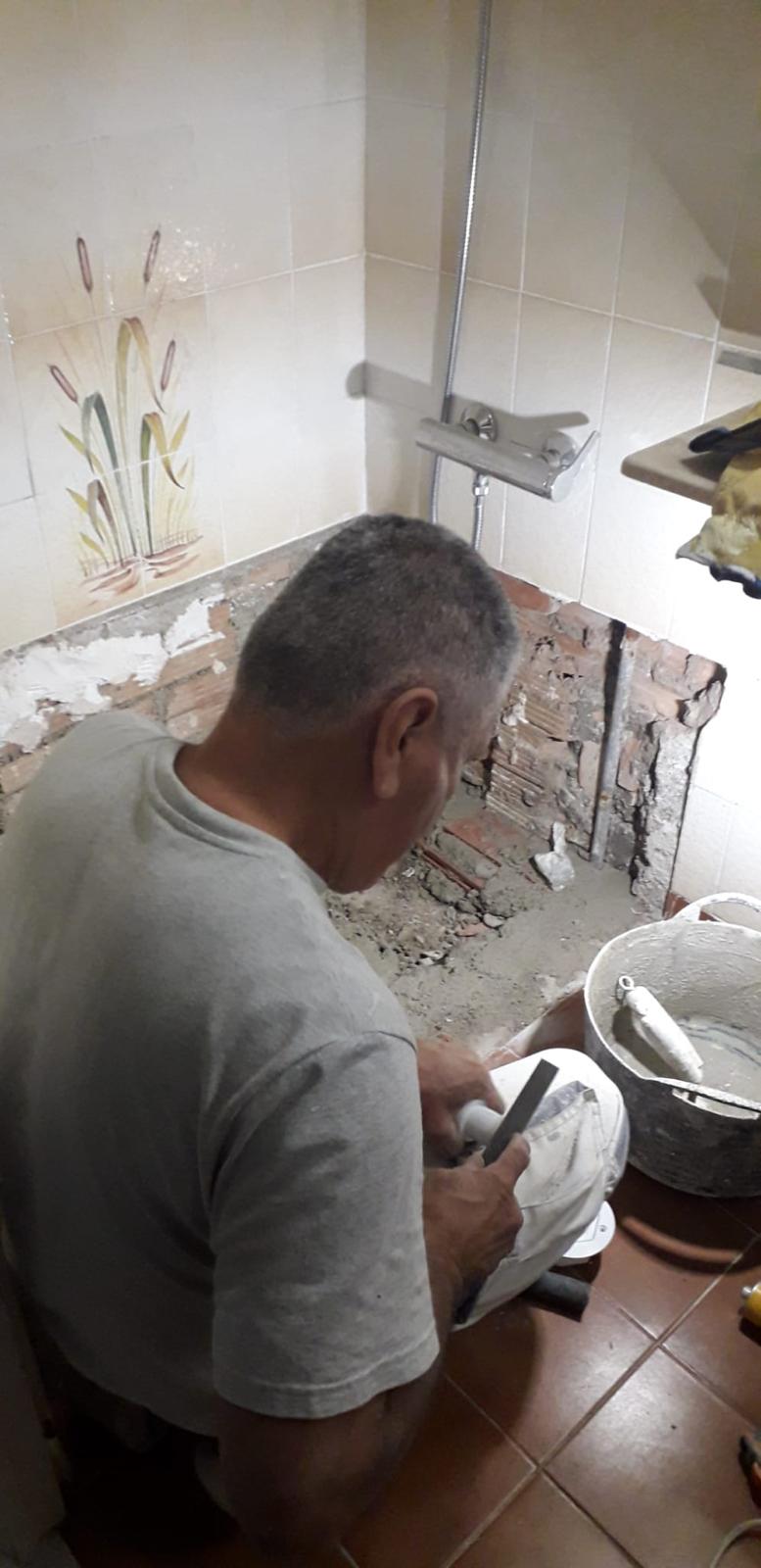 Juan Manuel Sánchez trabajando en la reforma de un baño